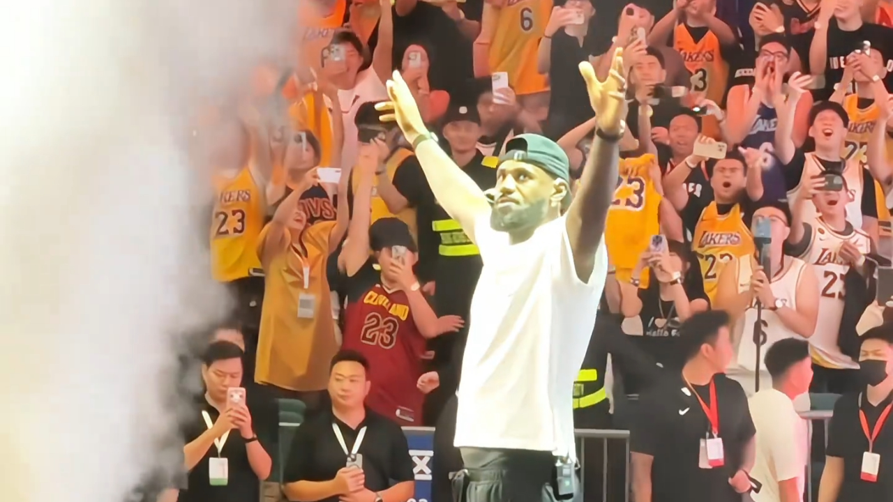 詹姆斯在中国队比赛中重要助攻,晋级下一阶段引发热议!观众掌声雷动的简单介绍 詹姆斯在中国队比赛中重要助攻,晋级下一阶段引发热议!观众掌声雷动的简单介绍